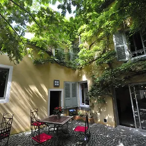 Chambres D'hotes Le Petit Siam : Le Calme En Centre Frühstückspension